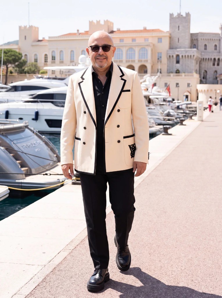 Egemen Mustafa Şener, marina önünde